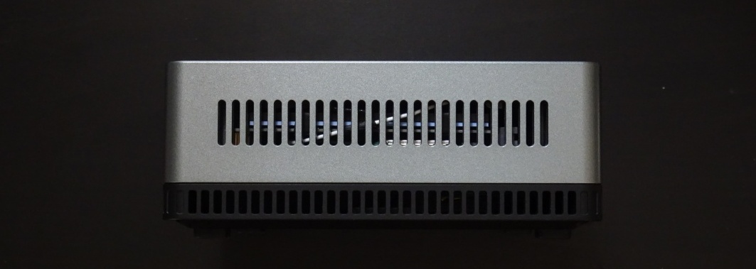 Minisforum PC UM350左側面